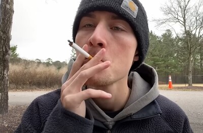 Лечение зависимости от табакокурения во Фрязино Мужчина с сигаретой делает затяжку