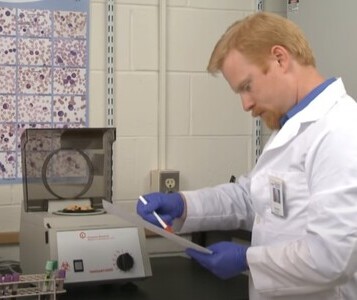 Клиника лечения наркозависимости во Фрязино Врач в кабинете клиники