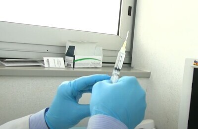 Проведение кодирования Вивитролом во Фрязино Шприц с Вивитролом в руках у врача